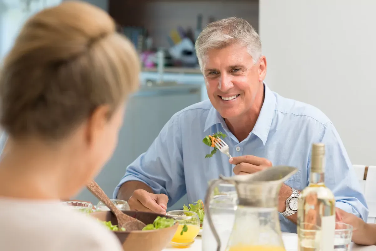 Un hombre feliz alimentándose con su hijo