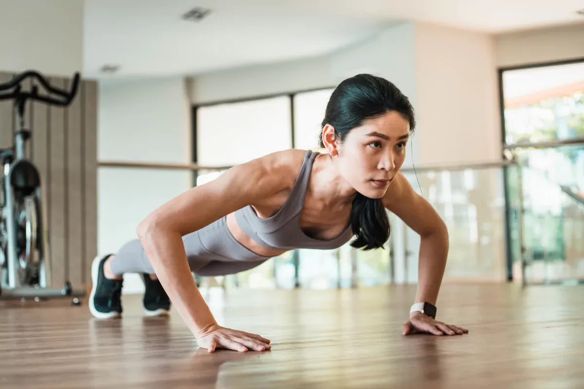 Mujer haciendo flexiones de brazo