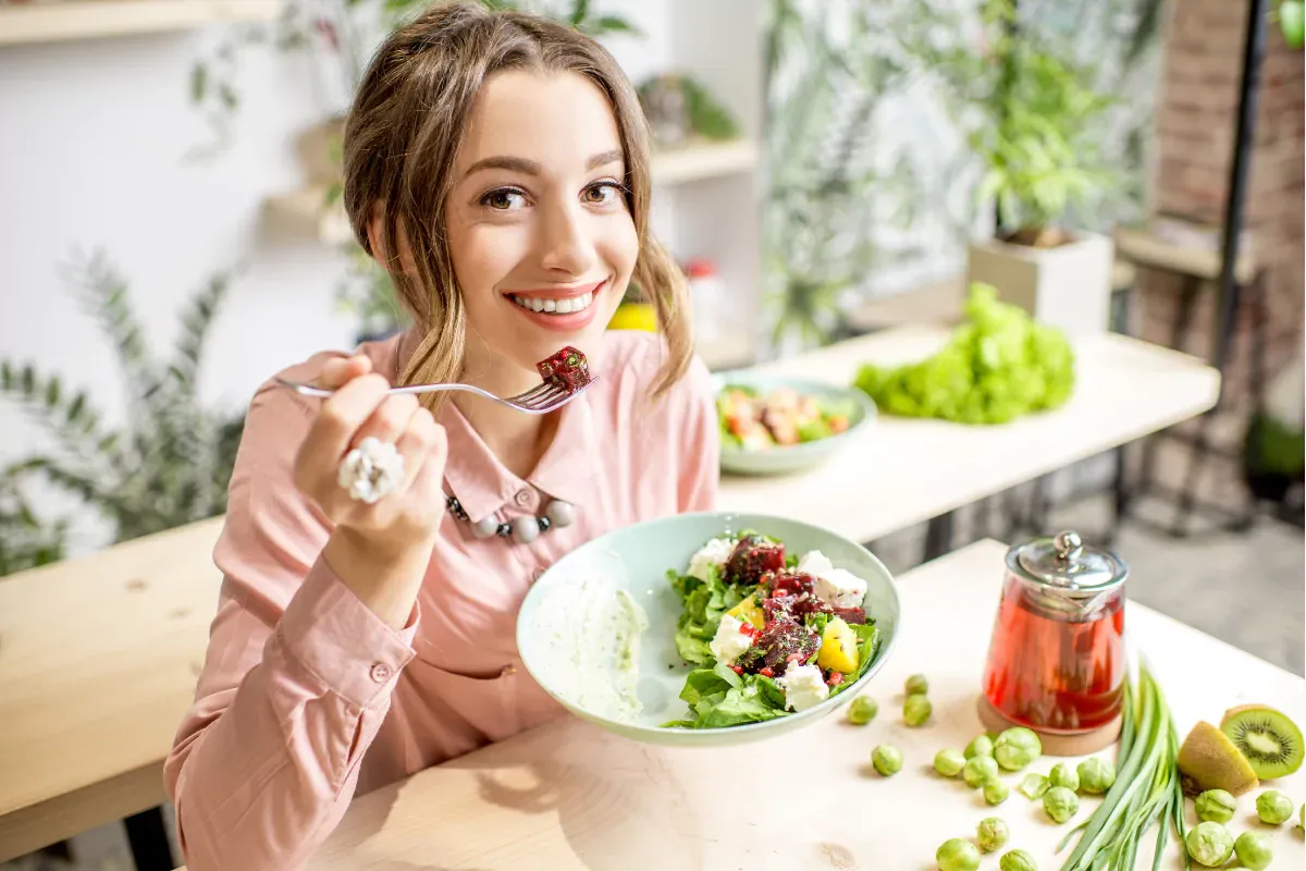 Una joven comiendo alimentos saludables.