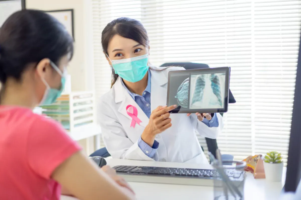 Doctor mostrando una mamografía a una paciente