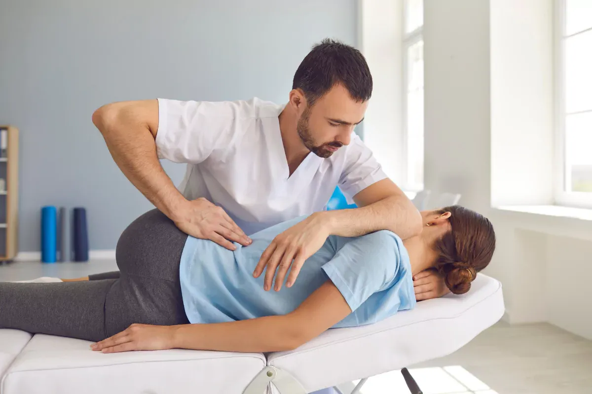 quiropráctico ajustando la columna vertebral de un paciente