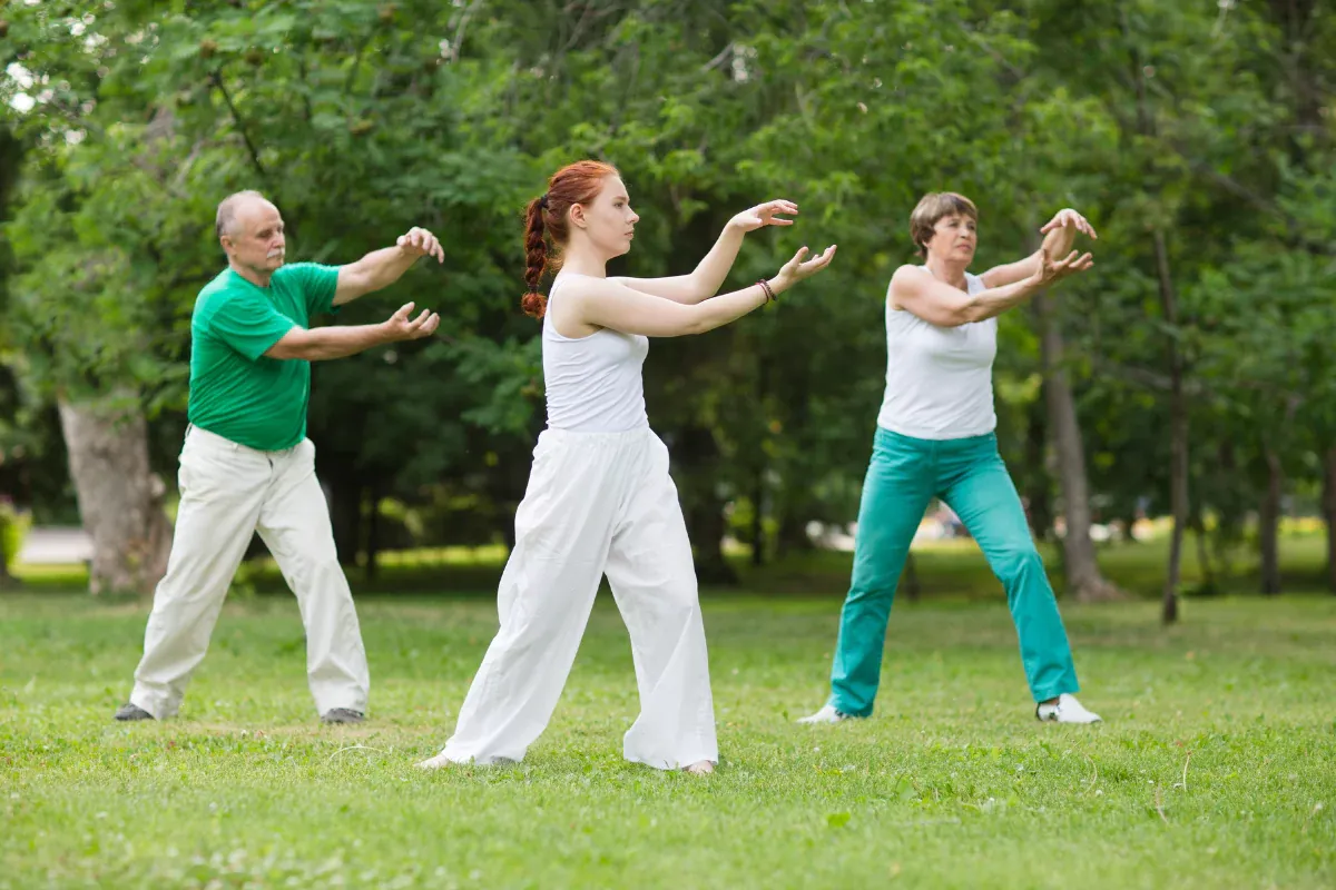 Gente practicando tai chi