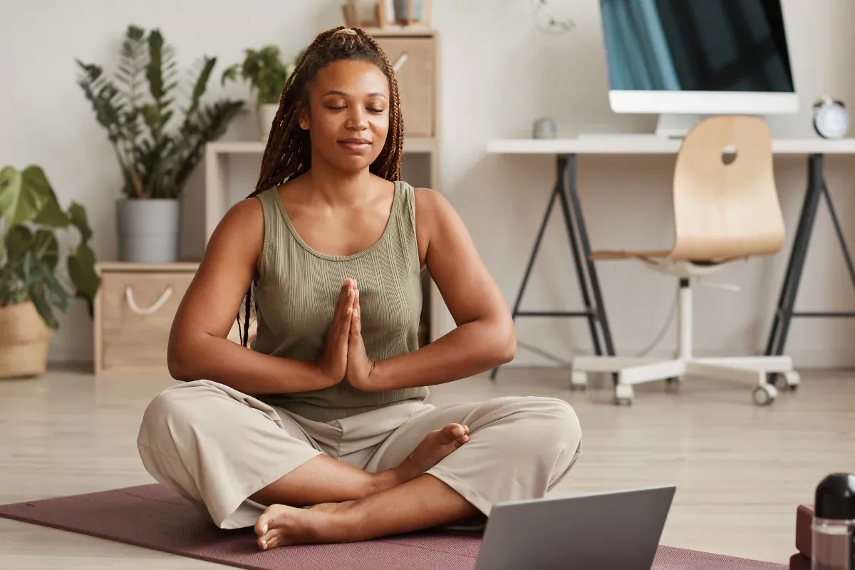 Mujer en su salón, meditando, sentada