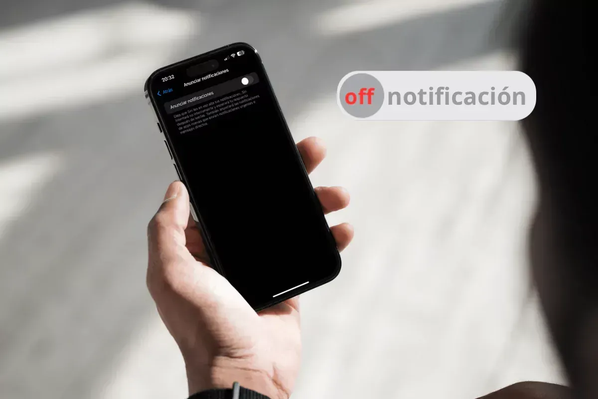 Una persona que sostiene un teléfono inteligente con la advertencia de notificación desactivada