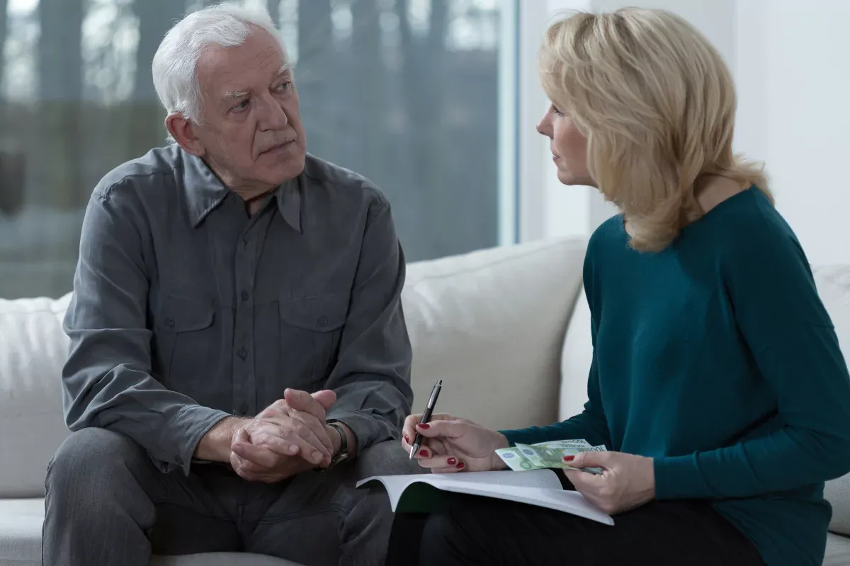 Una pareja de ancianos discutiendo un problema financiero