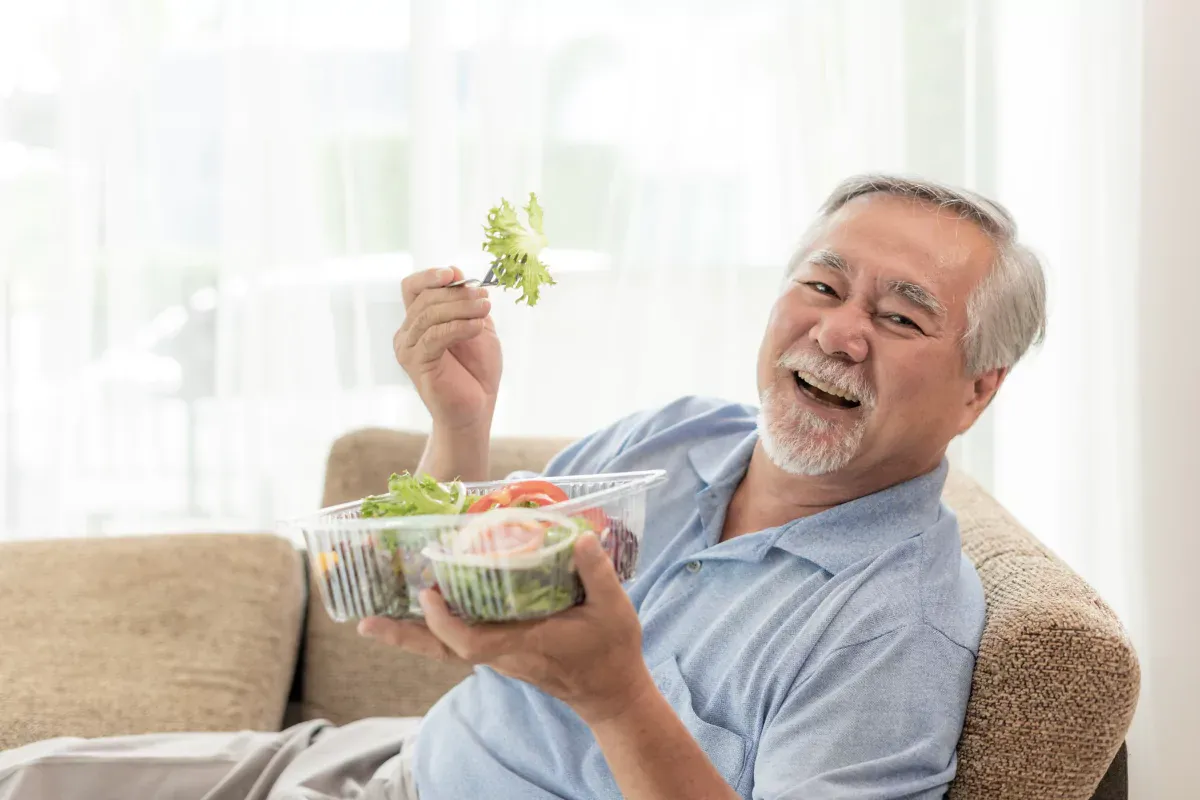 Un hombre comiendo una ensalada saludable