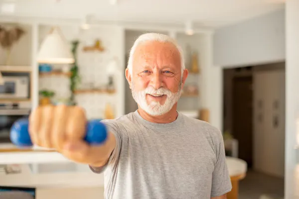 Hombre haciendo actividad física en casa.