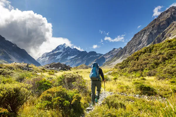 Un hombre caminando por una montaña